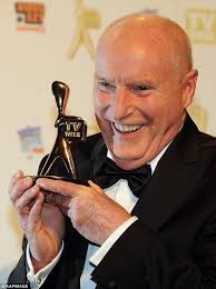 𝗦𝗔𝗬 𝗬𝗘𝗦 𝗜𝗙 𝗬𝗢𝗨 WANT HOME AND AWAY TO CONTINUE WITH MORE SEASONS  💓