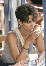 Halle berry makes a splash in dark tide halle berry dons a padded wetsuit and jumps into the indian ocean off cape town, south africa, for her role in shark attack flick dark tide. Halle Berry Picture 73 On The Set Of New Film Dark Tide