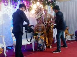 Ada juga pengantin yang saking santuy, sampai sempat rebahan di kursi pelaminan. Peran Penata Gaya Dalam Pemotretan Pengantin Halaman 1 Kompasiana Com