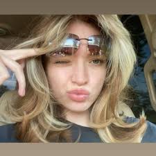 Do geckos like this hide and are there any issues with them falling while  getting in or out?