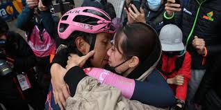 Egan bernal y mafe motas. Egan Bernal Y Su Novia Se Roban El Show En El Giro De Italia Besos Celebracion Lider Fuera Del Futbol Futbolred