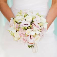 Il lisianthus, nome comune eustoma, è una pianta erbacea coltivata scopo ornamentale in vaso e per il commercio dei fiori recisi molto apprezzati per il loro design semplice ed elegante per gli addobbi floreali per matrimoni e comunioni. Lisianthus Bouquet Addobbi In Chiesa