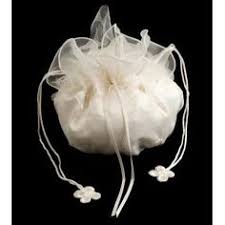 También del bolso de paja y su increíble facilidad para saltar de la arena de la playa al asfalto (solo hace falta tener en cuenta las características de ese viral que supone le baci de jacquemus). 17 Ideas De Bolso Novia Bolso Novios Limosneros