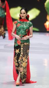 Untuk kebaya pengantin anne avantie hijab ditampilkan dengan warna yang lebih mencolok cocok dipakai saat resepsi pernikahan. Photo Model Kebaya Hijab Anne Avantie Modernhijab77