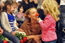 Ей удается совмещать работу с благотворительностью и воспитанием детей. Chulpan Hamatova U Kazhdogo Svoj Porog Kompromissa Mbh Media