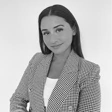 Kari Wolcott's Instagram, Twitter & Facebook