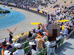 Did they go this far to cheer for their hometown? Cheerleaders even appeared with 'Ministry of Unification support'... 'Self-organized' on-site staff alone numbered a staggering 50.