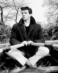 1961年、その後わずか19歳の若きポール・マッカートニーは、すでにリバプールの音楽シーンで波紋を起こし始めていた。 彼の兄のマイク・マッカートニーがセフトン・パークで撮影したこの写真は、ビートルズがまだ結成初期の頃で、地元のクラブで演奏し、クラフトを称える ...