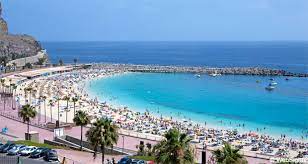 Het is het amadores strand, met kalme wateren en weinig golven doordat het wordt beschermd door twee dammen. Playa De Amadores Strand Gran Canaria Beaches