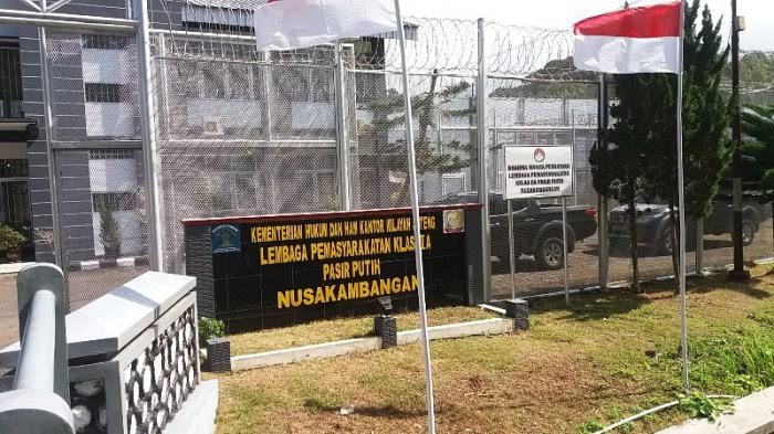 Lembaga pemasyarakatan Nusakambangan.