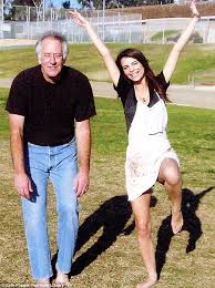 On saturday, the i feel pretty actress, 29, said she's always breastfeeding her baby. Emily Ratajkowski Shows Natural Beauty In Old School Yearbook Photos Daily Mail Online