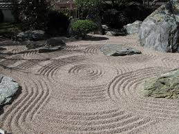 5 Grunde Sich Fur Einen Zengarten Zu Entscheiden Pflanzen Kies Sandzengarten Japanischer Steingarten Gartengestal Zen Garten Zengarten Steingarten Ideen