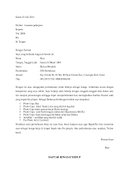 Surat lamaran kerja termasuk salah satu surat resmi yang umumnya dijadikan sebagai format pengantar berbagai lampiran dokumen yang terkait. Lamaran Kerja Risa Risa Fitria Academia Edu