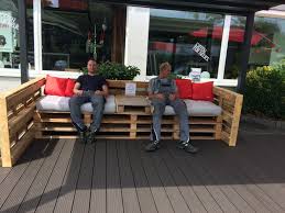 2 Probesitzen Auf Der Neuen Palettenbank Warten Auf Die Nachsten Gartenbank Markisen Regenschutz Pergolamarkise Gartenmobel Sets Pergola Markise Markise