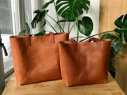 70s women leather bag, vintage style boho shoulder bag, camel brown handbag with natural leather, handmade crossbody bag. Medium Camel Leather Tote Bag With Large Outside Pocket Cap Sa Sal Bag With Pocket Handmade Vermut Atelier