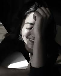 ليلة عروس on instagram مشكله إذا عندك غمازات و كل ما ضحكت قالوا ايوه بدها تبين غمازتك طيب يعني ما نضح girls with dimples cute girl poses girl hiding face