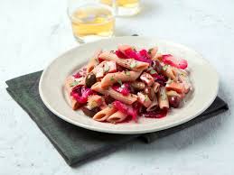 Il piatto che vi presento oggi è una pasta con radicchio, robiola, pancetta e noci e assicuro che è un primo piatto saporito, raffinato e dal sapore unico.una ricetta di facile esecuzione ma ricca di gusto d' altronde il per 4 persone. Penne Al Farro Con Radicchio E Prosciutto
