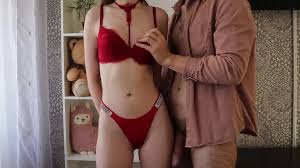 Belleza Porn for Womans > Russin wird ausgezogen, gestreichelt und im  Stehen gefickt