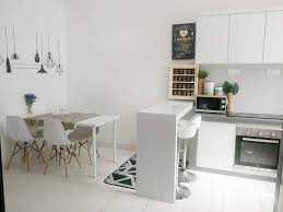 Mulai dari warna dinding hingga furniture pada desain di atas berwarna putih yang terlihat mengkilap. Dekorasi Dapur Simple Dekorasi Dapur