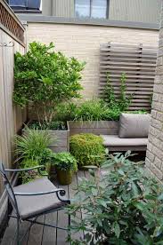 Amenagement De Petit Jardin En Ville Avec Plantes Et Chaise En Fer Forge Amenager Petit Jardin Petits Jardins Terrasse Jardin
