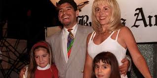 De una mujer pastelera que hizo pública la situación de acoso hace cuatro años cuando trabajó en el restaurante la panadería de pablo massey. Quien Es Claudia Villafane La Unica Esposa De Diego Armando Maradona