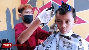 Pertanda baik atau buruk ya? Sedekah Potong Rambut Gratis Di Sragen Syaratnya Ini Times Indonesia