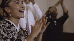 ニューヨーク・タイムズ 一面に掲載された日本人ゴスペルシンガーTiA