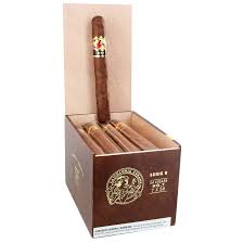 Serie r delivers an amazingly spicy and powerful yet refined flavor which comes from a proprietary blend of dominican and nicaraguan tobaccos. La Gloria Cubana Serie R Natural No 7 7 58