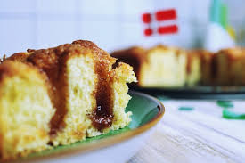 Puderzucker und zimt mischen, den kuchen damit. Brunsviger Ringkobinger Kanelkage Zimtkuchen Aus Westjutland Klitly