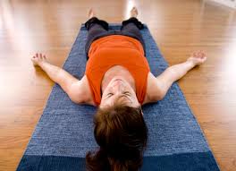 Too Busy For Savasana 4 Ways To Sink Into The Pose Posturas De Yoga Yoga Principiantes Yoga