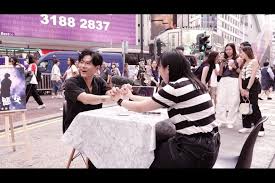 宣傳新歌《戀愛腦之死》 MV獨角成魔造型現身銅鑼灣陳健安與百位 ...