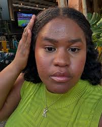 💚 Hey Friends ! How is life treating you ? I hope your the thick friend  that gives good hugs 💚 Ps Khemie Medina