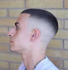 Potongan rambut pendek memberikan seorang lelaki penampilan. Gaya Rambut Pendek Lelaki Kemas
