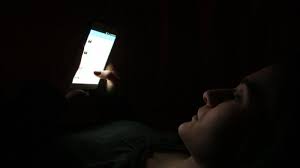 غرفة نوم من دون هاتف ذكي كيف ستتغير الحياة صحيفة الوطن