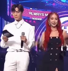 Es porque ellas quieren recibir amor y que el público se sienta feliz y cómodo con ellas como con esa novia o buena amiga que cada uno imagina y desea tener. Childhood Friends Astro S Moonbin Gfriend S Sinb Make Netizens Laugh With Their Real Life Chemistry Once Again Allkpop