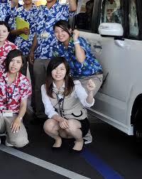 納車式でパンチラしてる店員のお姉さんｗｗｗｗｗｗｗｗｗｗ | 素人エロ画像やったる夫