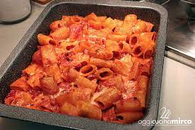 Tutti amano la pasta pasticciata al forno e non è chiaro a nessuno come certi ingredienti avanzati possano diventare così buoni se accostati insieme. Pasta Pasticciata Al Forno Ricetta Per Riciclare Gli Avanzi Oggicucinamirco