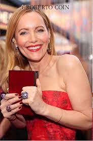 Leslie Mann Wears Roberto Coin S Classica Parisienne Earrings To The Academy Awards Find Classica Parisienne In Roberto Coin Jewelry Leslie Mann Fine Jewelry