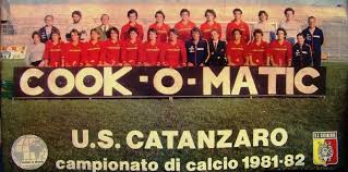 Mostra tutte le informazioni personali dei giocatori, come ad esempio l'età, la nazionalità, i dettagli contrattuali e. Catanzaro Calcio In Serie A Lente Locale