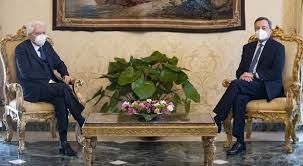 Economista italiano e attuale primo ministro italiano. Mario Draghi Chi E Dalla Moglie Serenella Ai 2 Figli E Al Tifo Per La Roma Lavinio Il Suo Buen Retiro