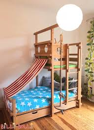 Das bett ist für kinder ein ganz besonderer ort: Dachschragenbett Fur Kinderzimmer Mit Dachschrage Billi Bolli