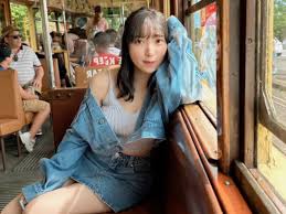 デート目線感好き！」豊田萌絵、“移動中”電車内で谷間ちらり＆美脚あらわな姿披露！ 「かわいすぎ」(22) - All About ニュース