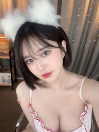 Sonming52 beckons you into this Korean BJ's realm of eroticism