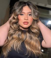 Baby blonde! Este verano se viene con todo con los colores en tendencia.  Consulta tu presupuesto y agenda tu cita. Agenda casi llena diciembre ‼️🚨