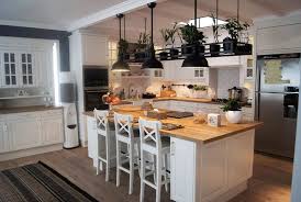 Aranzacja Jasnej Kuchni W Stylu Modern Classic Biala Kuchnia Z Wyspa Pomysly I Inspiracje Na Wystroj Wnetr Kitchen Interior Home Decor Kitchen Kitchen Decor