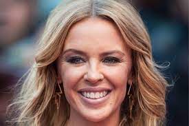 On the second day i brought her a flower she was more beautiful than any woman i'd seen i said, do you know where the wild roses grow so sweet and scarlet and free? Kylie Minogue Brengt Rosewijn Op De Markt Het Nieuwsblad Mobile