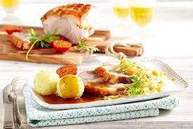 Das Fertig Gebratene Fleisch Aus Dem Brater Nehmen Warm Halten Bratensaft Durch Ein Feines Sieb In Einen Topf Passier Krustenbraten Braten Lebensmittel Essen