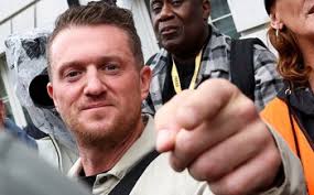 The return of big, bold wallpaper, and the best designs to buy now