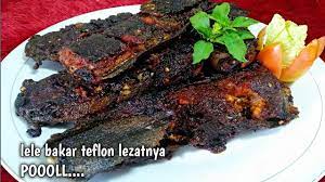 Panaskan teflon anti lengket dan panggang lele diatasnya hingga keemasan lapisannya, sajikan dengan sambal bajak atau sambal apapun tetap saja enak. Cara Buat Lele Bakar Teflon Super Enak Mudah Dan Simple Youtube