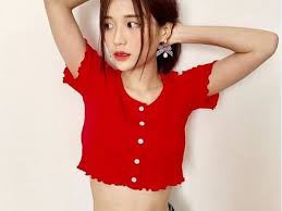 Nhiều người cho rằng họ khá bất ngờ vì nữ ca sĩ ứng xử thiếu lễ phép với những người lớn hơn mình nhiều tuổi. Han Sara Lá»™t Xac Thanh Má»¹ Ná»¯ Ä'oi MÆ°Æ¡i Cá»±c Quyáº¿n RÅ©